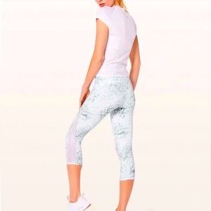 LULULEMON ATHLETICA ~ Wunder Under White/Gray Printed Crop Leggings